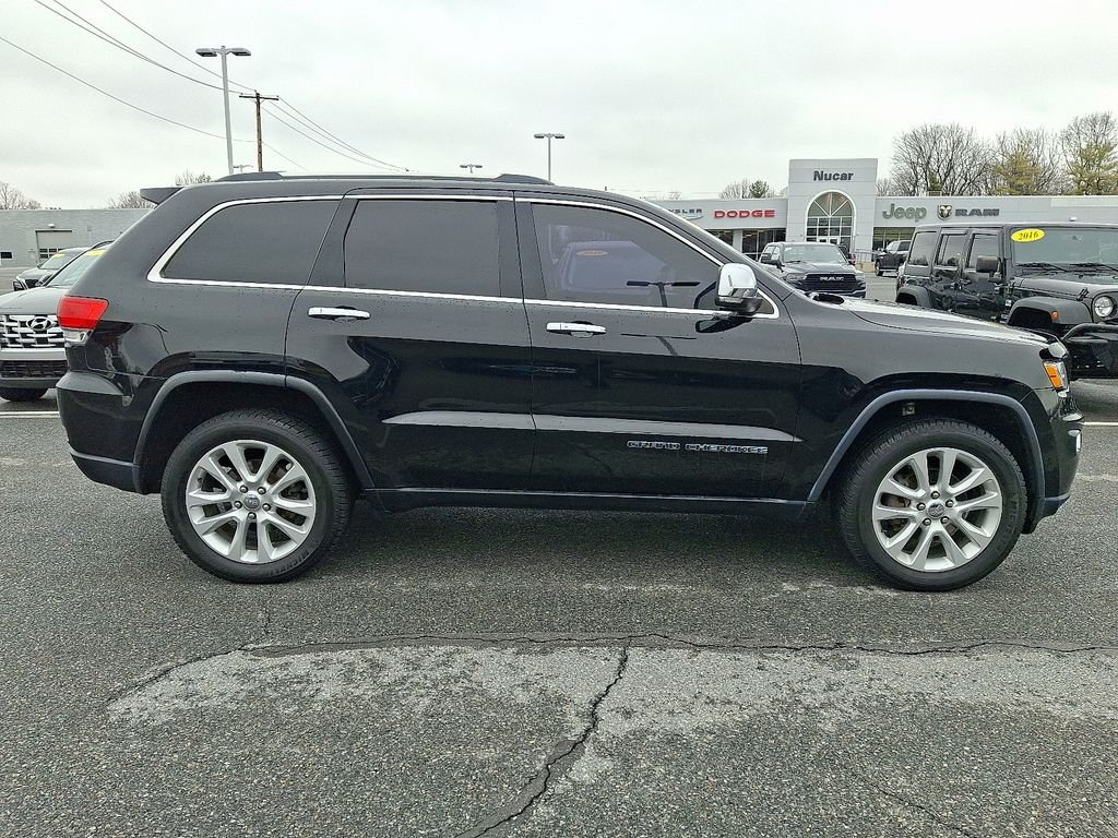 Used 2017 Diamond Black Crystal Pearlcoat Jeep Limited image 8
