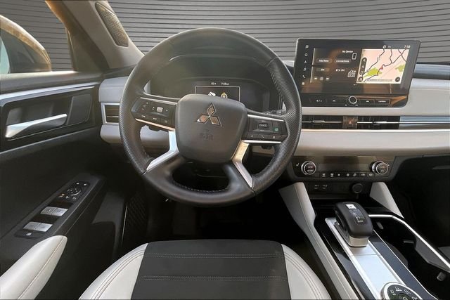 Used 2025  Mitsubishi SE image 10