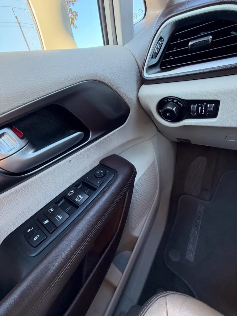 Used 2017 Tusk White Chrysler Touring L image 11