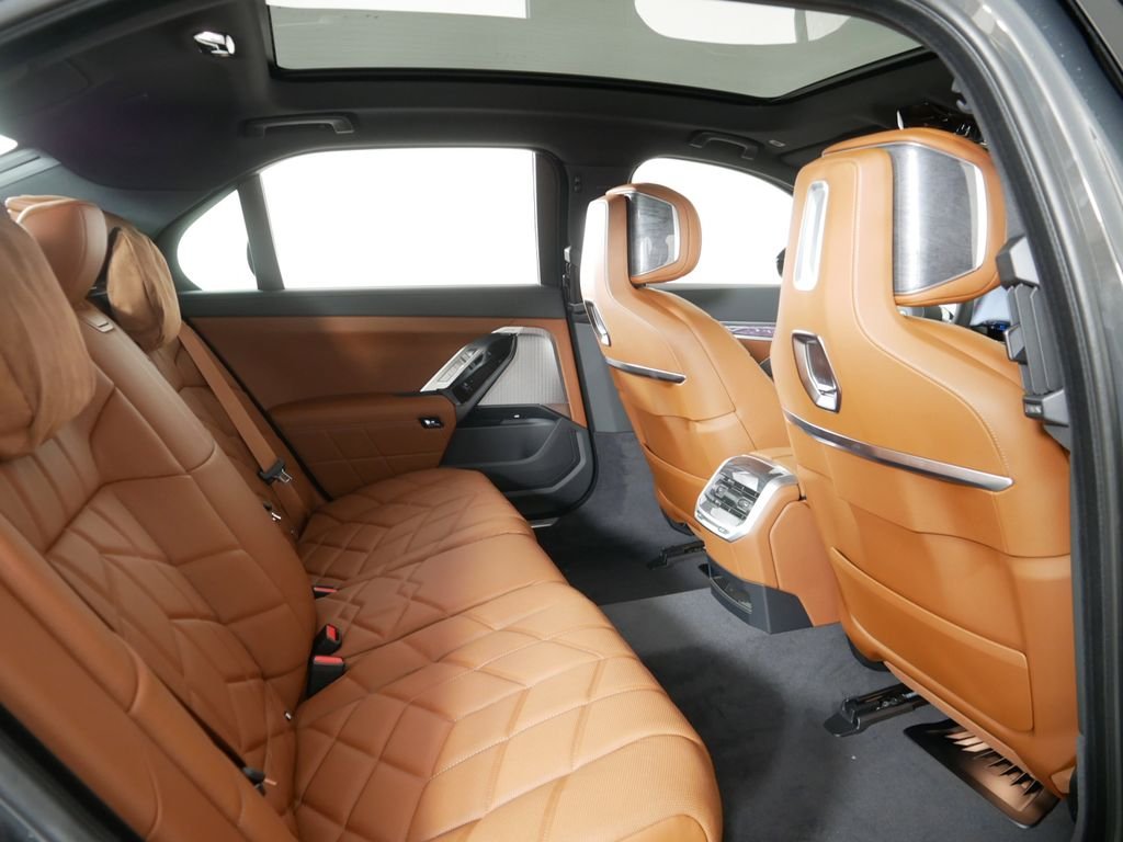 2025 BMW 7 Series 750e - Photo 23