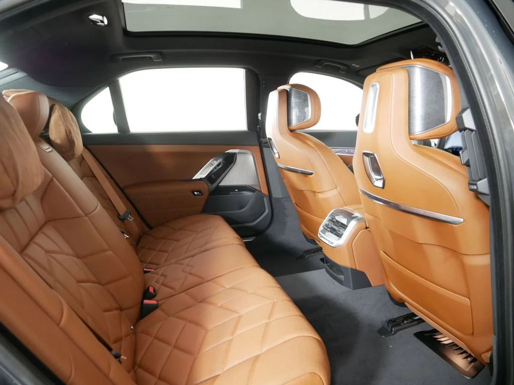 2025 BMW 7 Series 750e - Photo 23