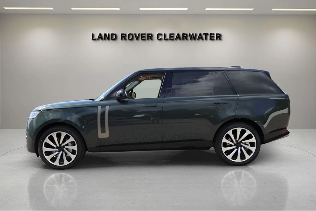 New 2026 Belgravia Green Land Rover SE image 2