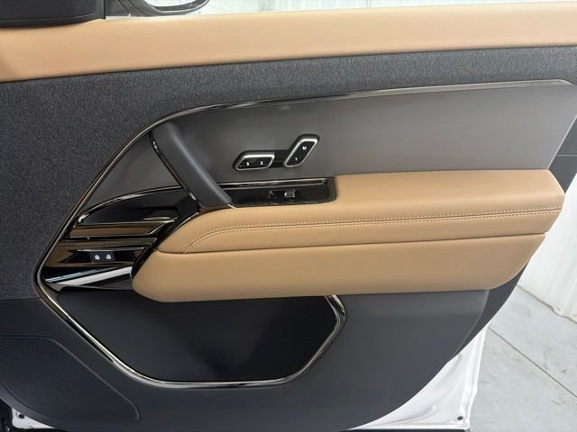 New 2026 Ostuni Pearl White Land Rover SE image 21