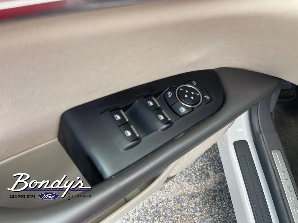 Used 2019 White Platinum Clearcoat Metallic Lincoln Standard image 8