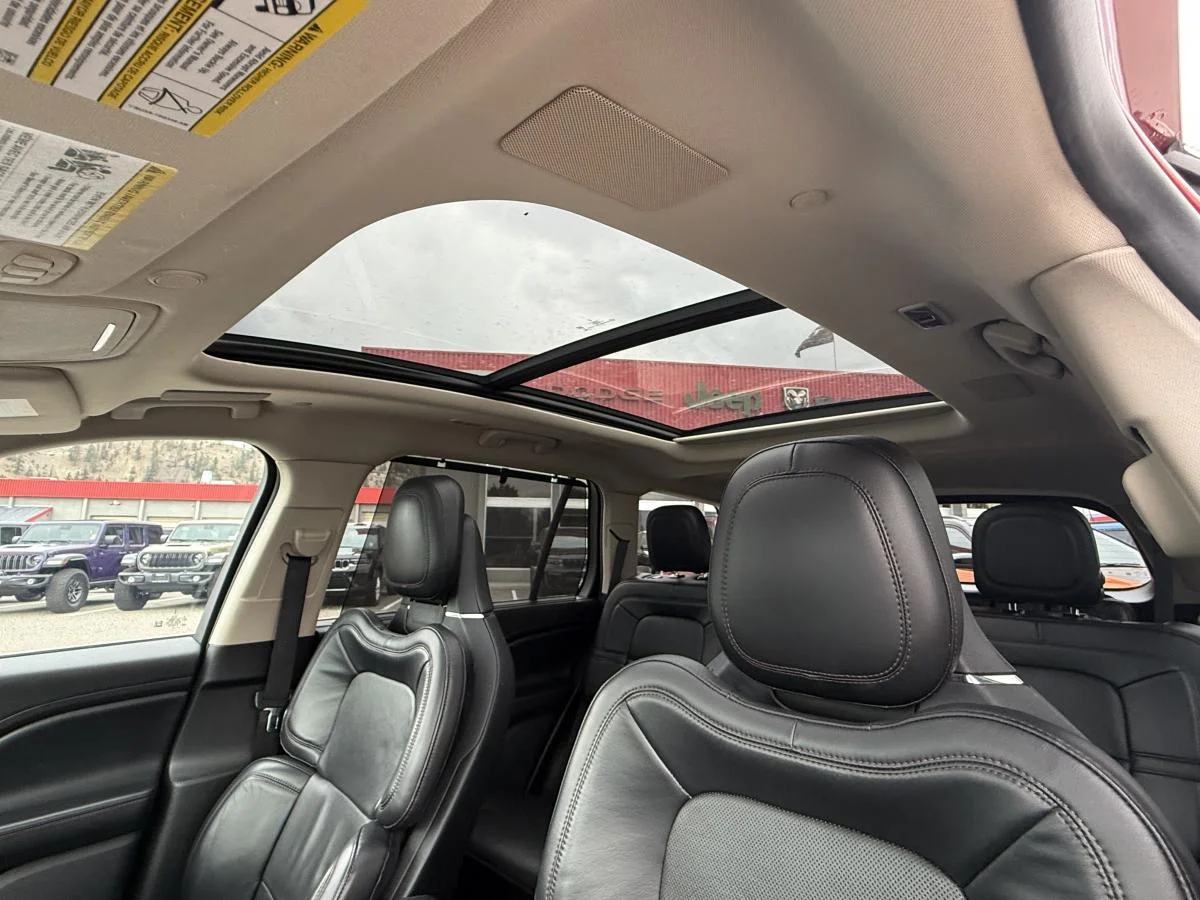 Used 2020 Red Lincoln Reserve Awd image 17