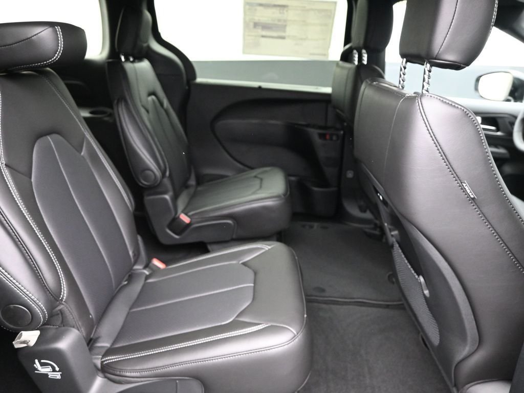 2026 Chrysler Pacifica Select - Photo 10