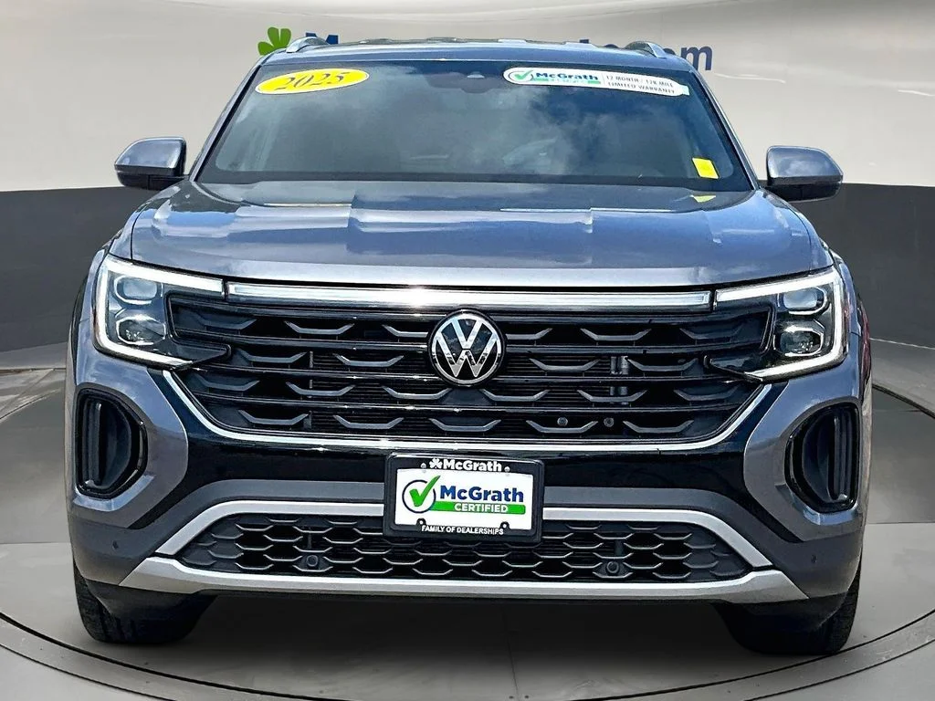 Certified Used 2025  Volkswagen 2.0T SE w/Technology image 2