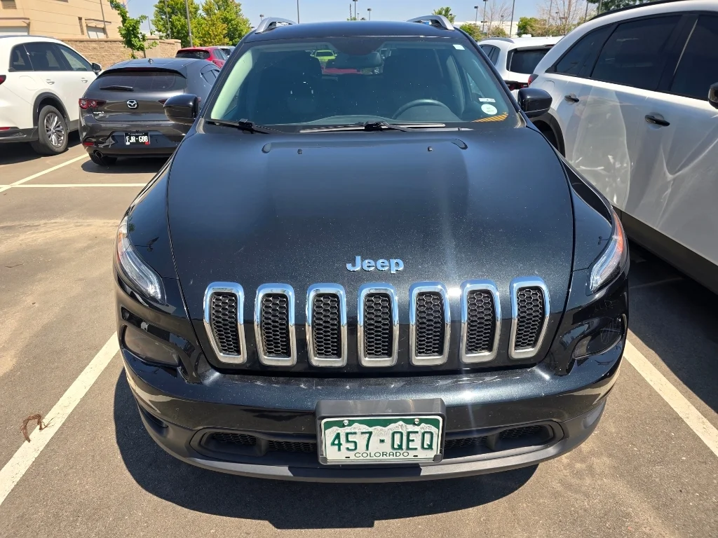 Used 2014 Brilliant Black Crystal Pearlcoat Jeep Latitude image 8