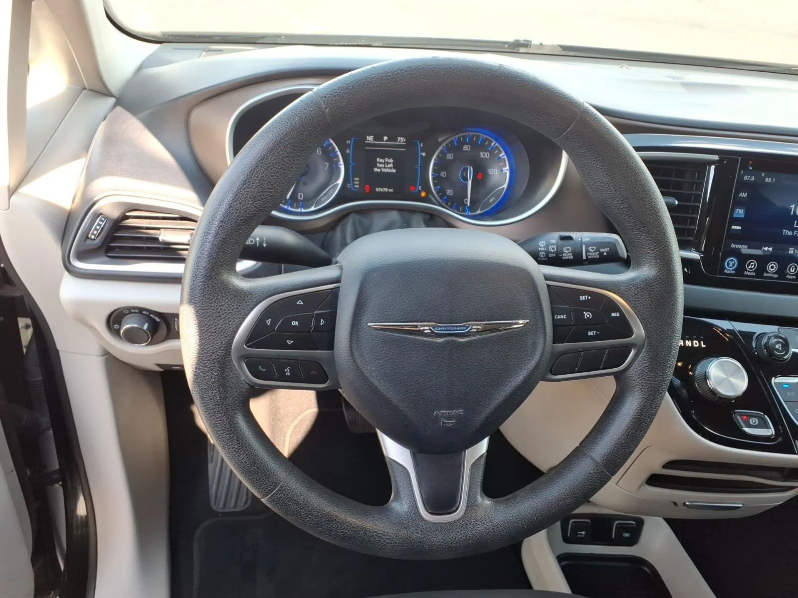 Used 2017 Brilliant Black Crystal Pearlcoat Chrysler Touring image 7