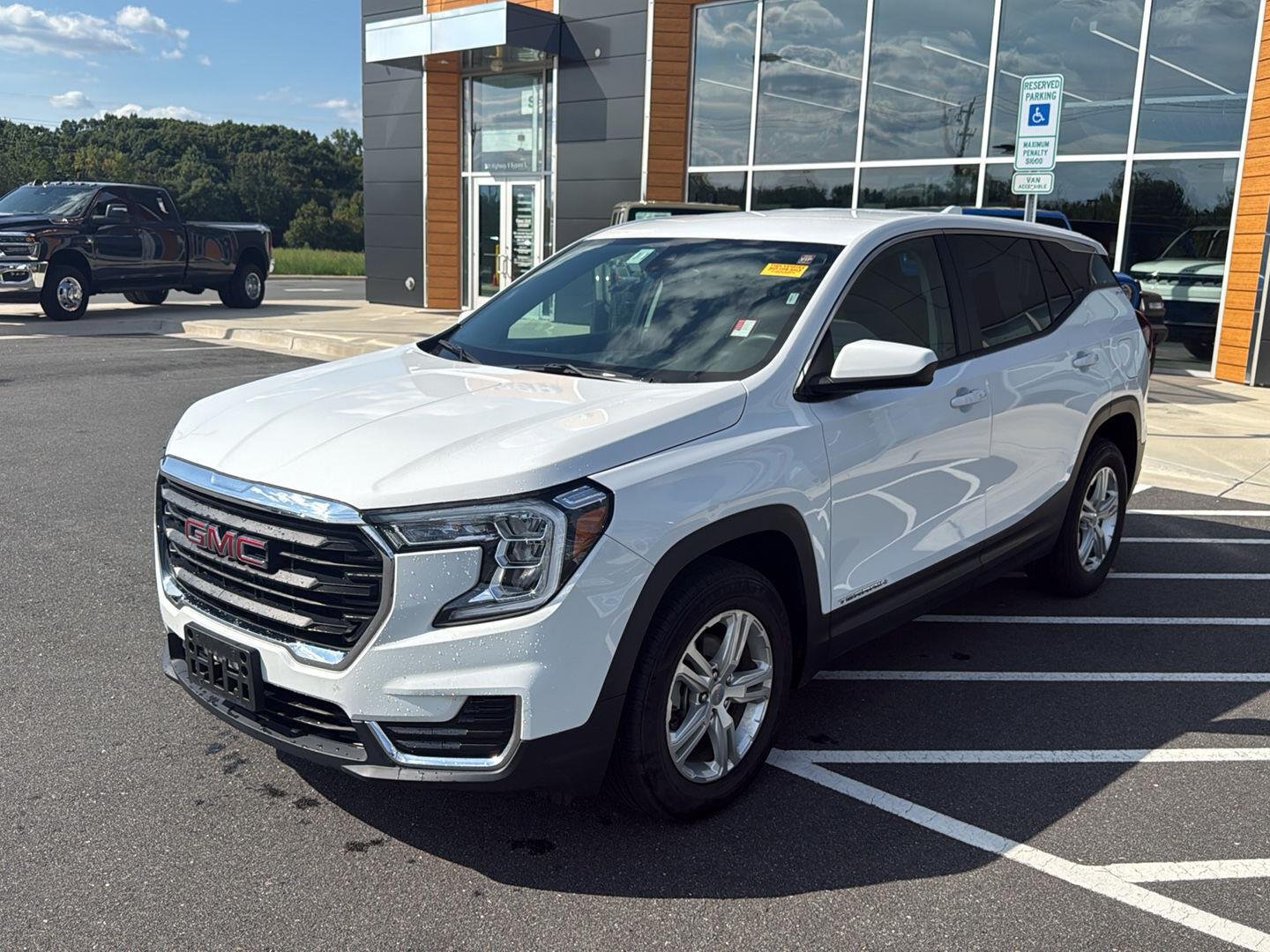 Used 2024 Summit White GMC SLE image 1