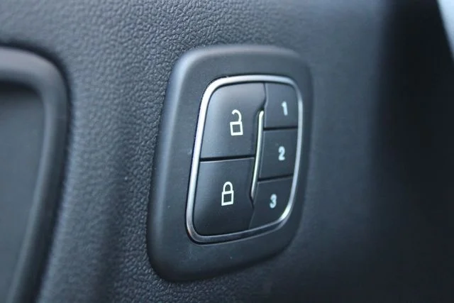 Used 2020 Blue Ford SEL image 4