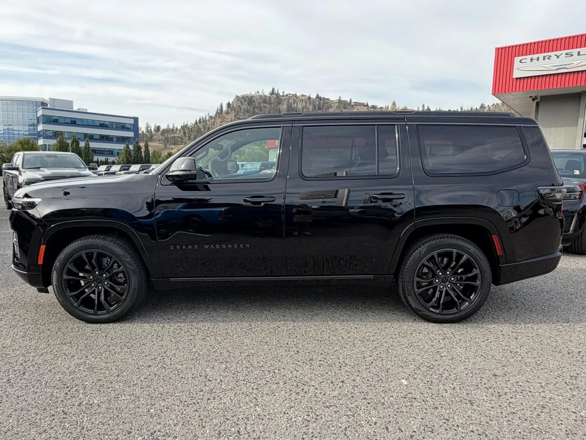 New 2026 Black Jeep Summit Obsidian image 3
