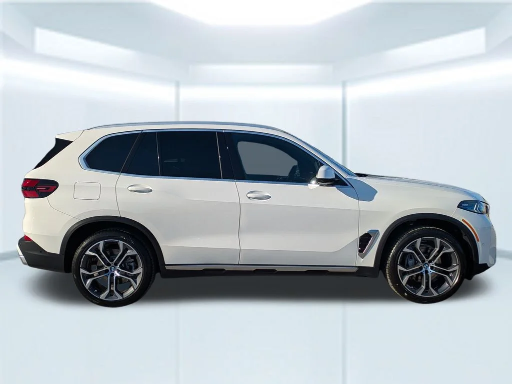 New 2026 White BMW sDrive40i image 6