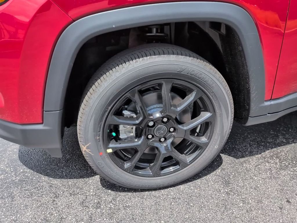New 2026 Red Hot Pearl-Coat Exterior Paint Jeep Latitude image 11