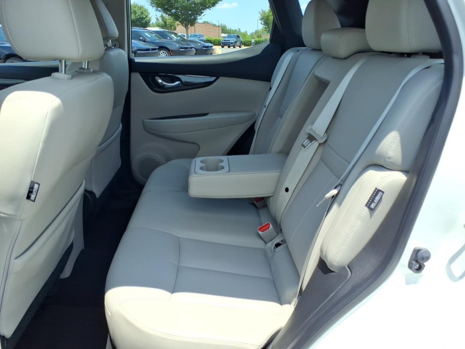 Used 2022 Pearl White Tricoat Nissan SL image 20