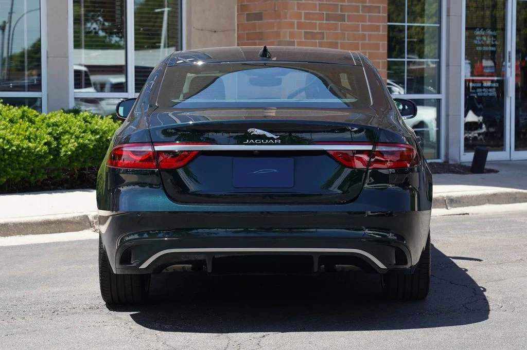 Used 2024 Green Jaguar R-Dynamic SE image 4