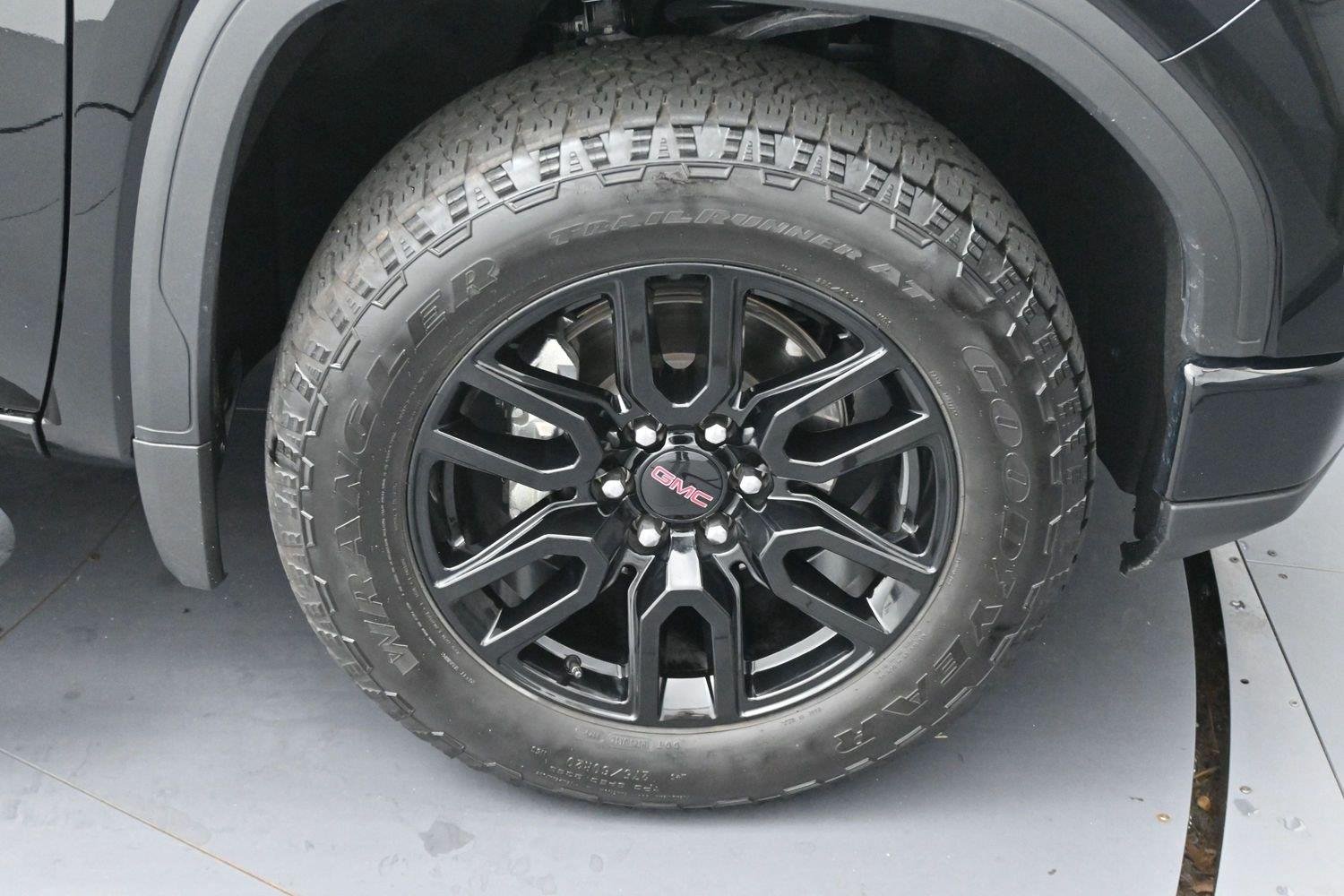 Used 2025 Onyx Black GMC Elevation image 33
