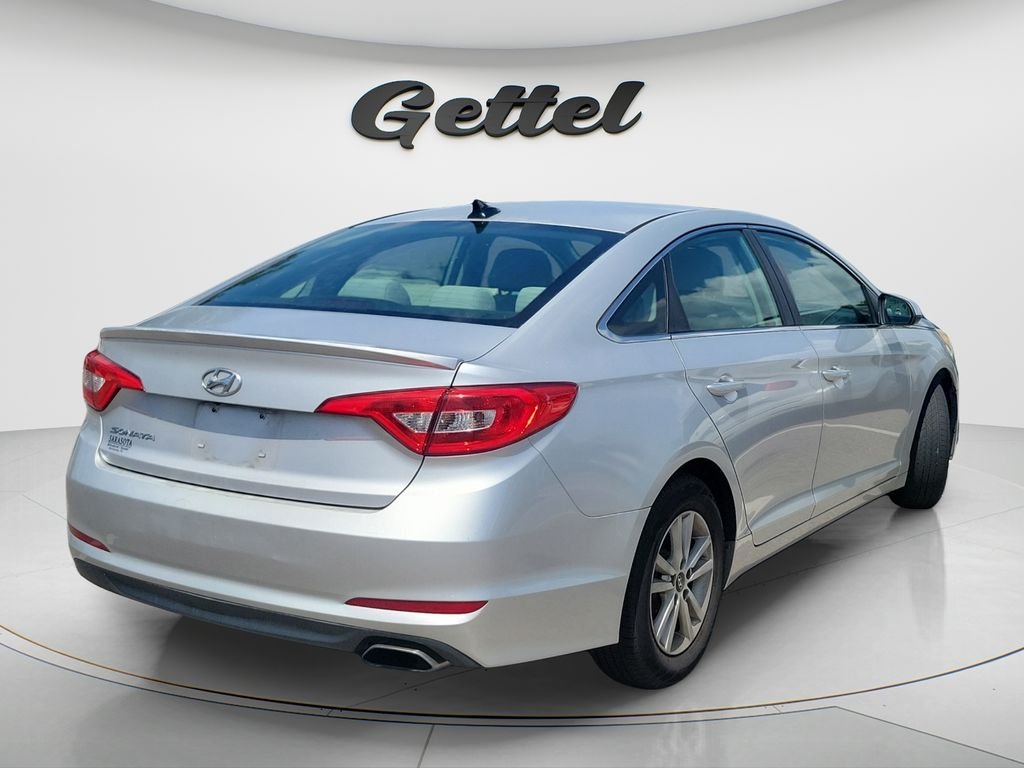 Used 2016 Silver Hyundai SE image 3
