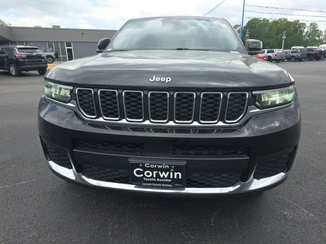 Used 2023 Diamond Black Jeep Laredo image 2