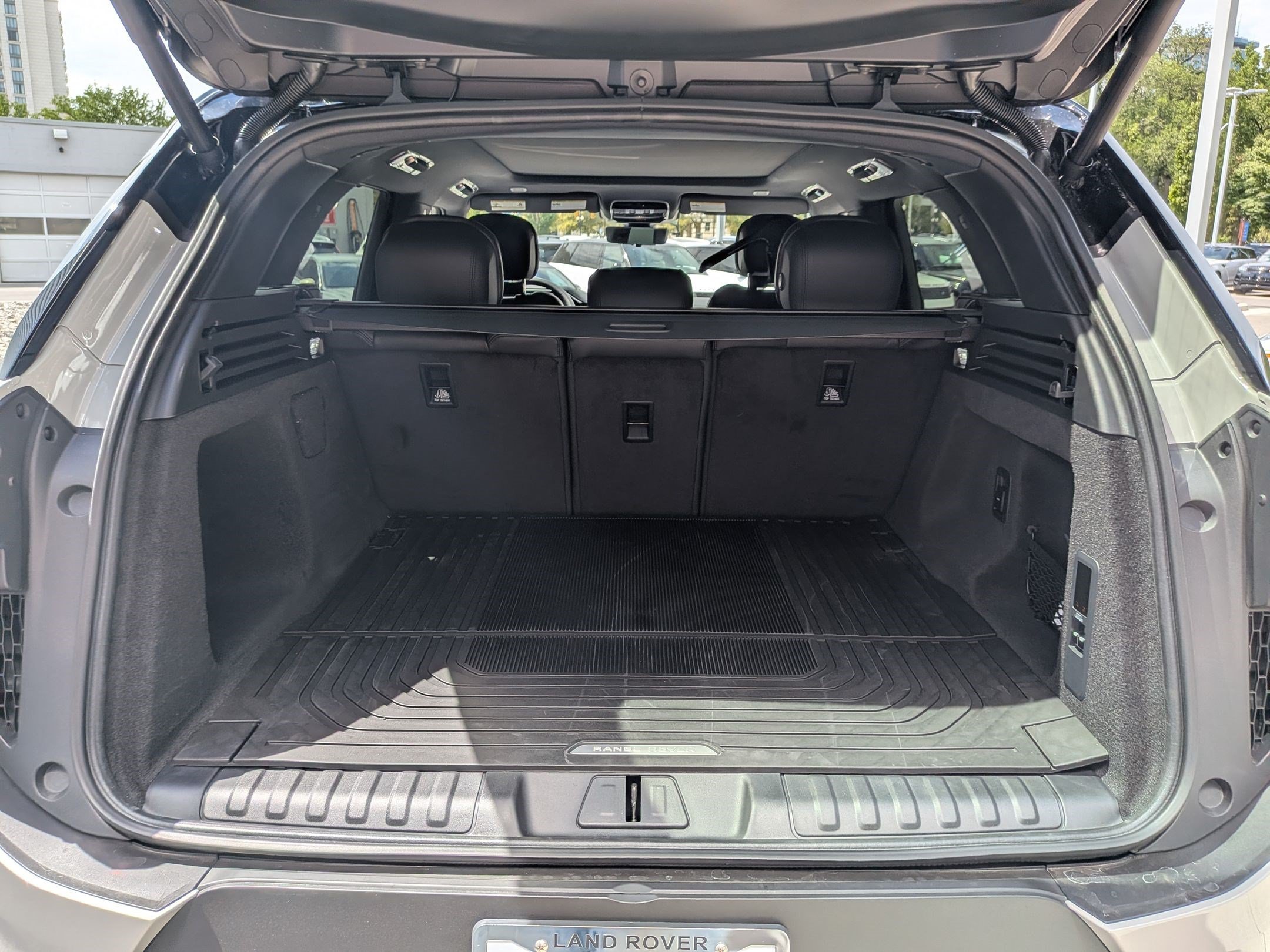New 2026 Borasco Grey Land Rover P360 SE image 26