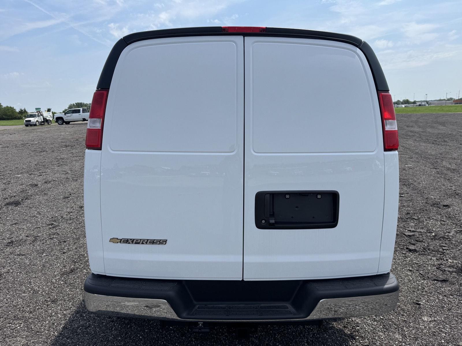 New 2026 Summit White Chevrolet WT image 2