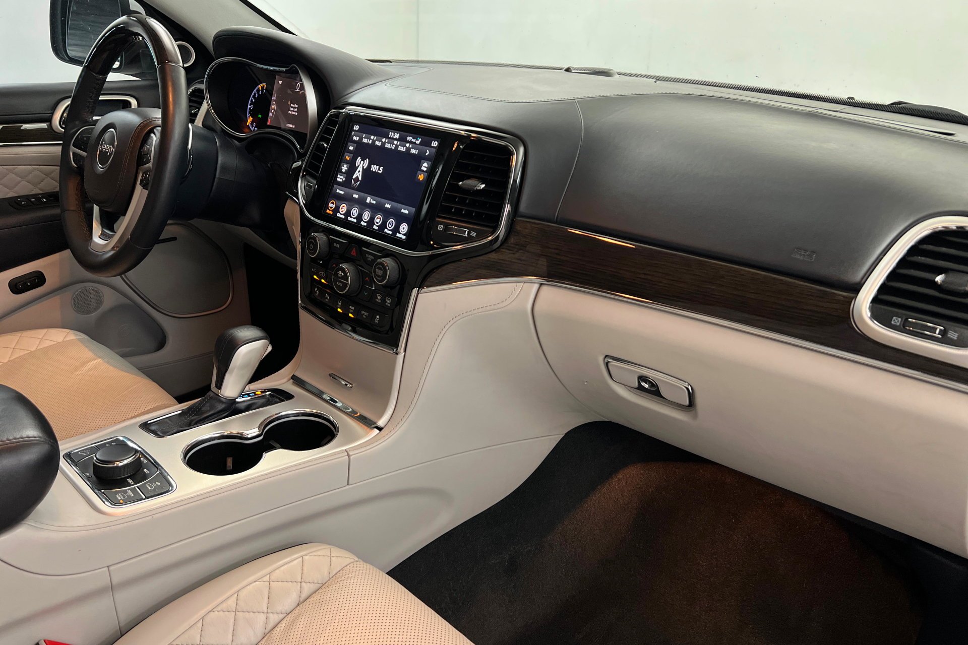 Used 2021 Ivory 3-Coat Jeep Summit image 26