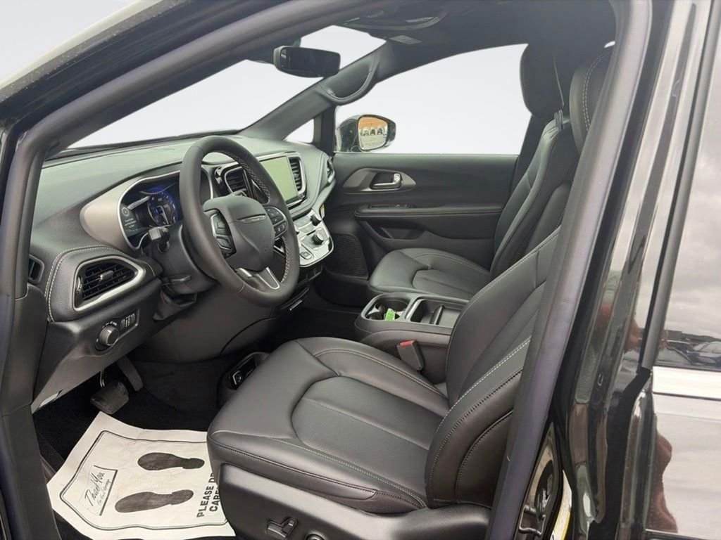 New 2027 Diamond Black Crystal Pearl-Coat Exterior Paint Chrysler Select image 9