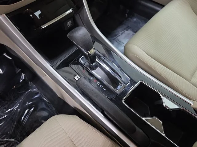 Used 2017  Honda LX image 25