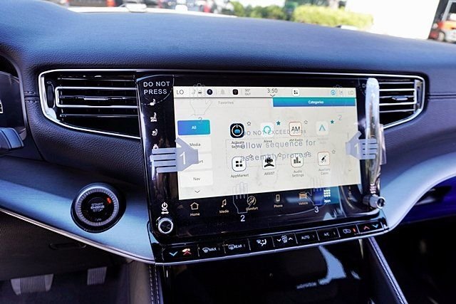 New 2026 Bright White Clear-Coat Exterior Paint Jeep Limited Altitude image 32