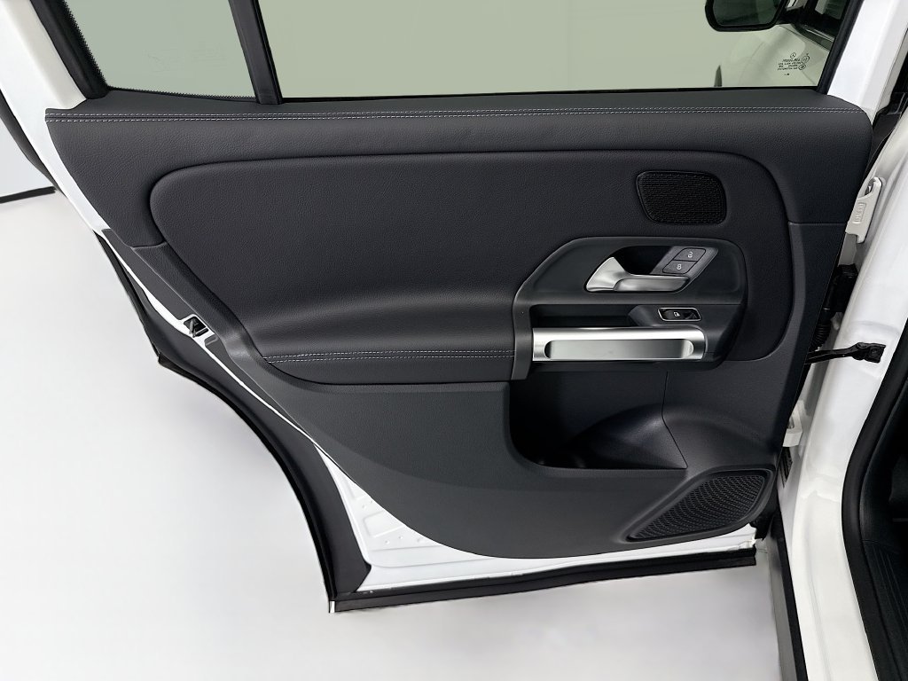 New 2026 Polar White Mercedes-Benz GLB 250 image 25