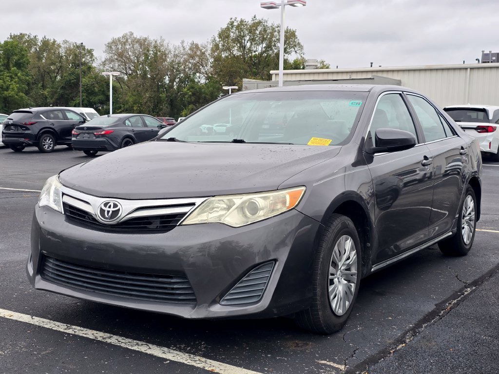 Used 2014 Gray Toyota LE image 3