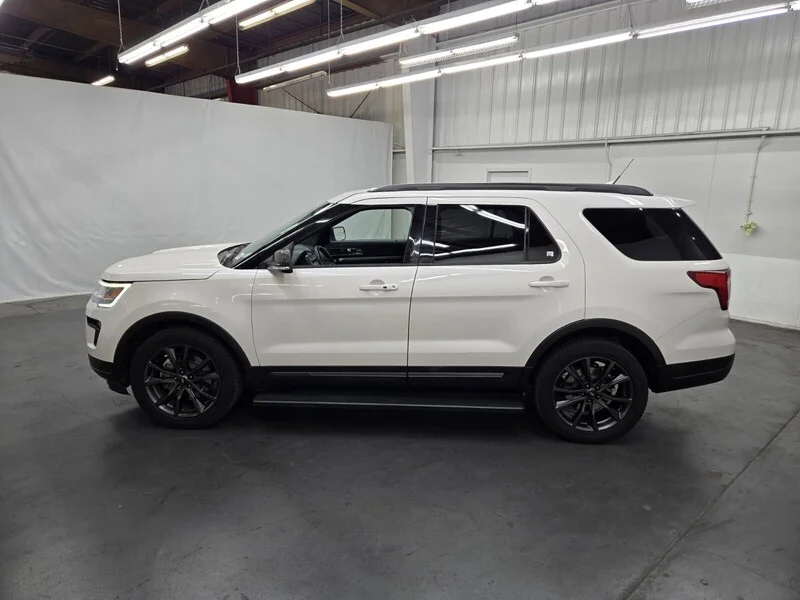 Used 2018 WHITE PLATINUM Ford XLT image 2