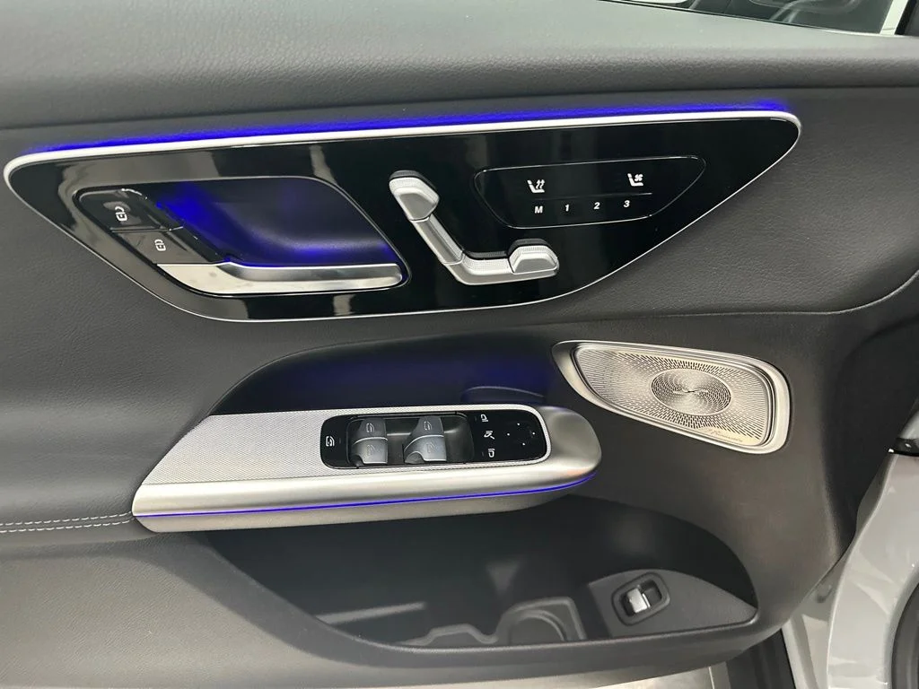 New 2027 White Mercedes-Benz GLC 300 image 14