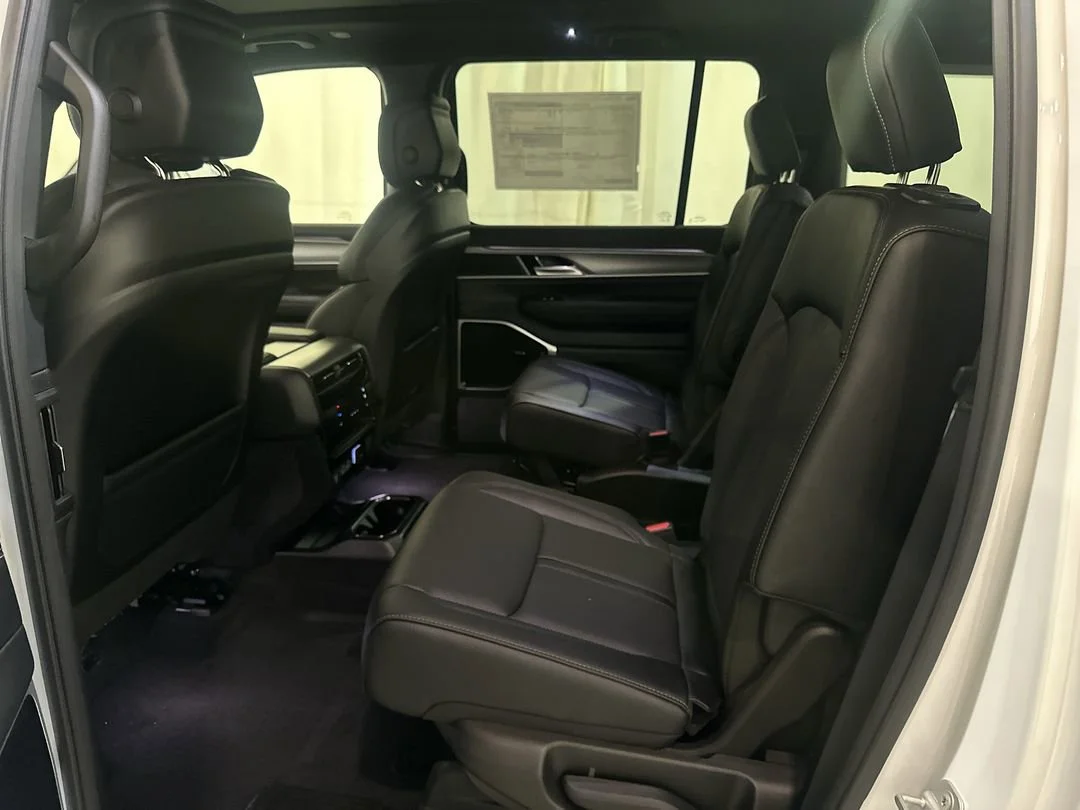 New 2026 Bright White Clear-Coat Exterior Paint Jeep Limited Altitude image 19