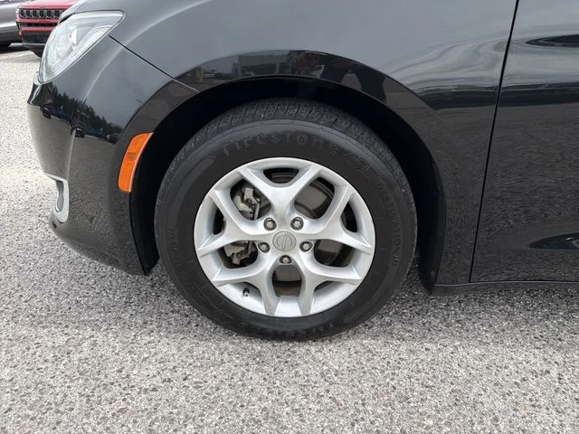 Used 2018 Black Chrysler Touring Plus image 32