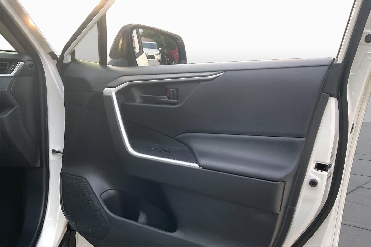 Used 2025 Ice Cap Toyota Hybrid LE image 22