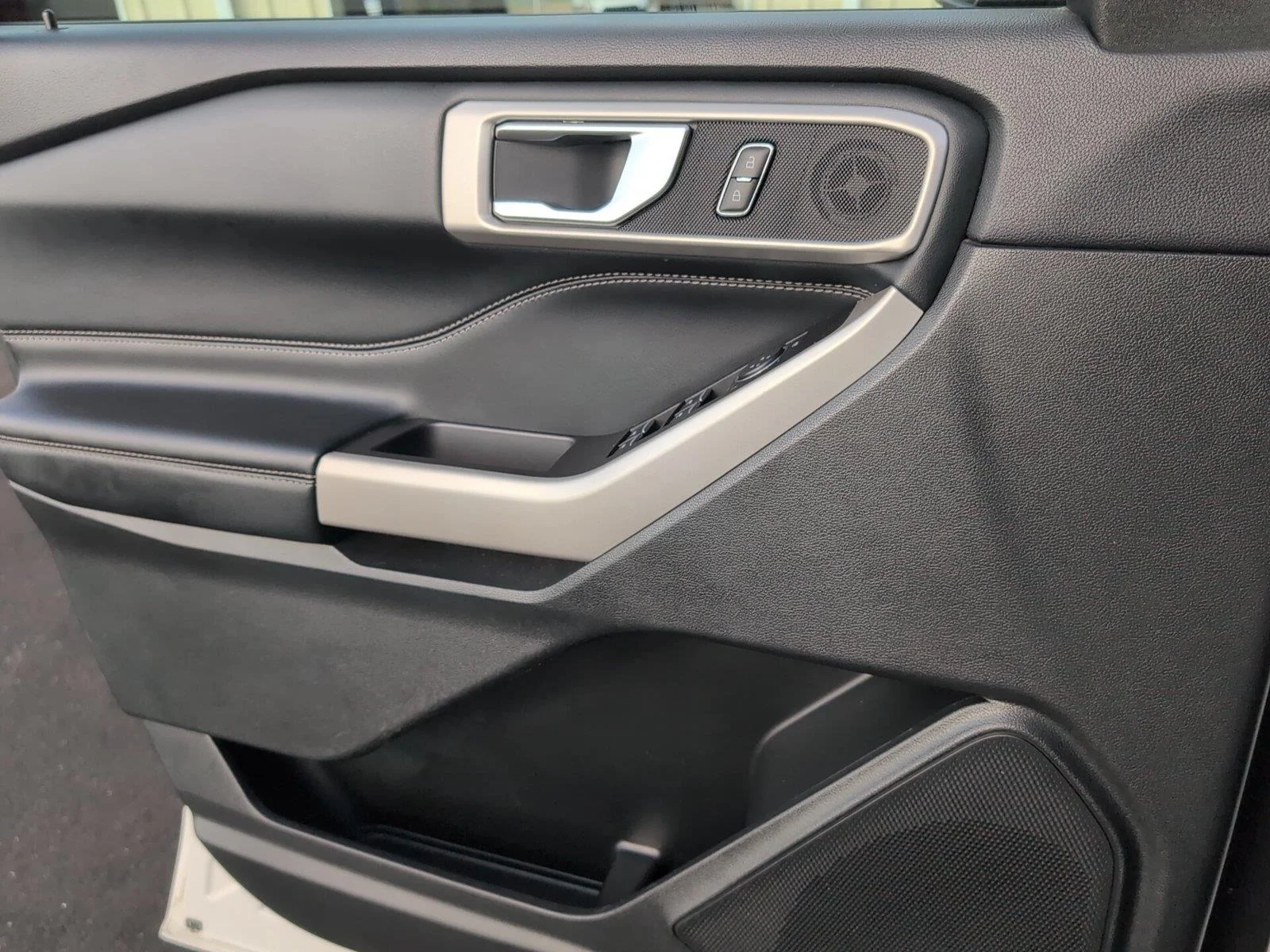 Used 2023 Star White Metallic Tri-Coat Ford XLT image 14