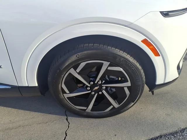 Used 2024 Summit White Chevrolet 2LT image 11