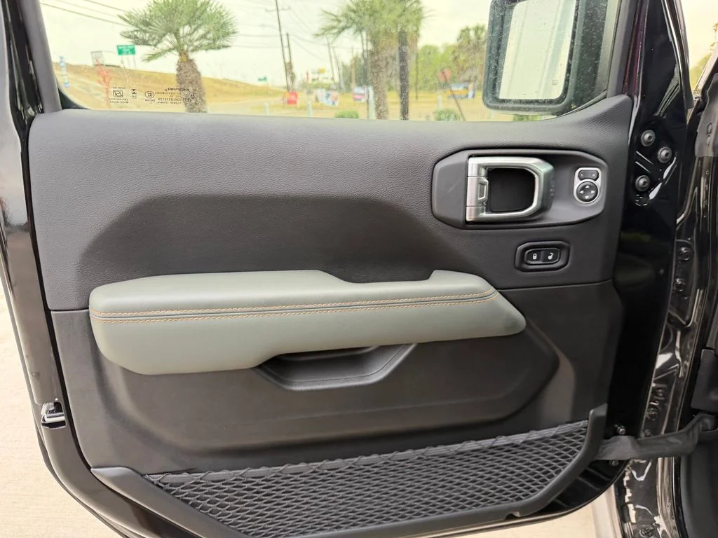 New 2026 Black Clear-Coat Exterior Paint Jeep Mojave X image 15