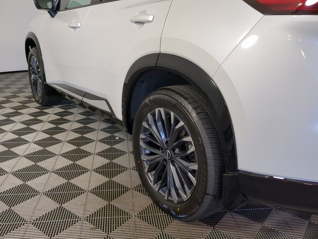 New 2026 Everest White Pearl TriCoat / Super Black Two-tone Nissan Platinum image 6