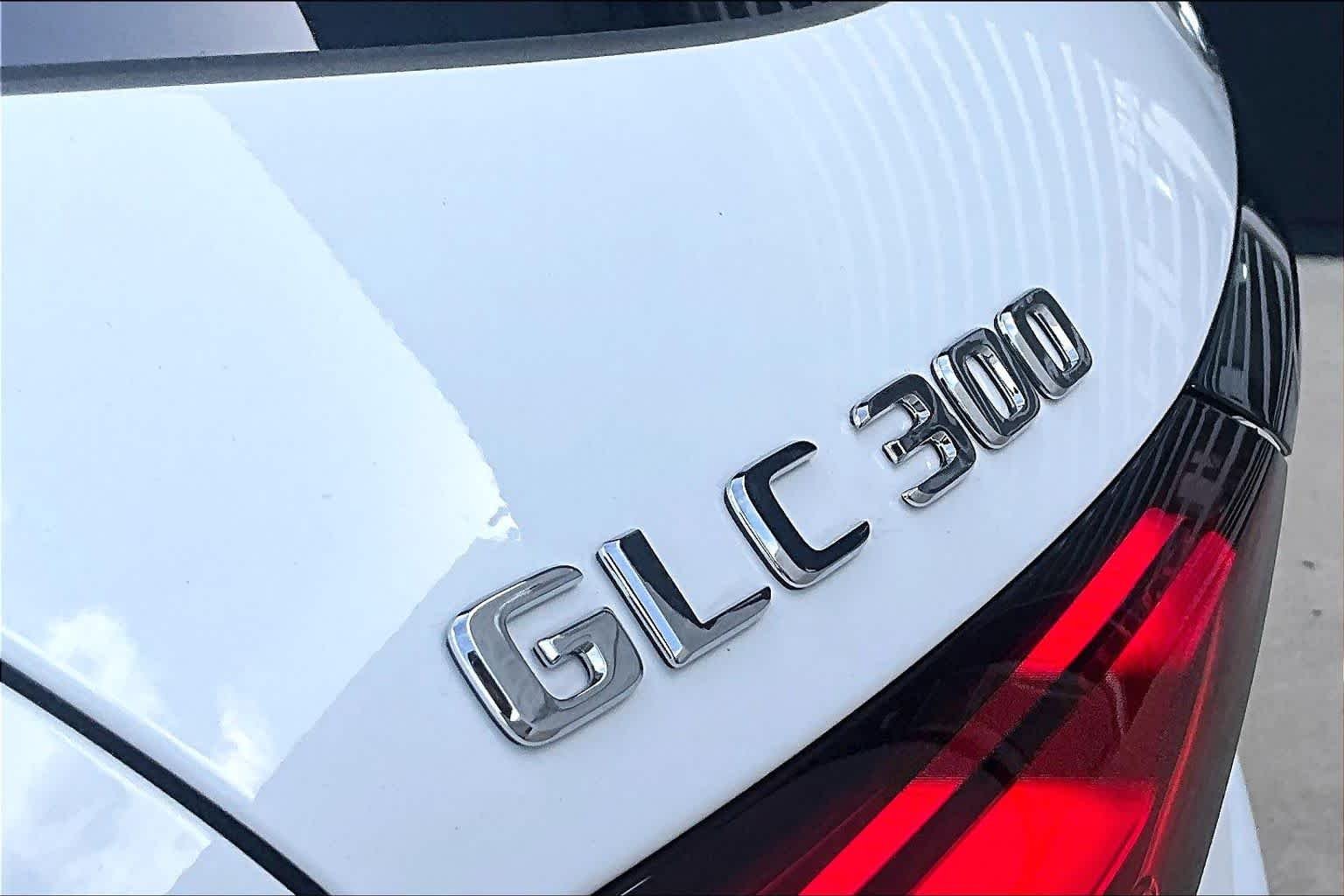 Used 2025 Polar White Mercedes-Benz GLC 300 image 28