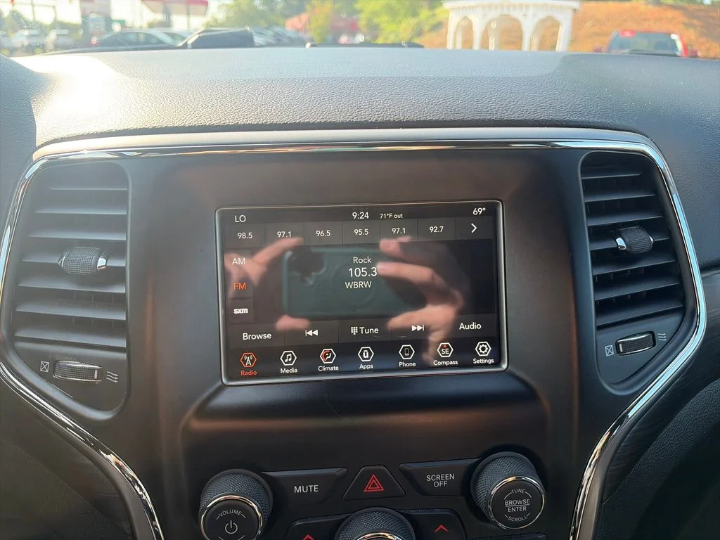 Used 2020 White Jeep Laredo E image 19