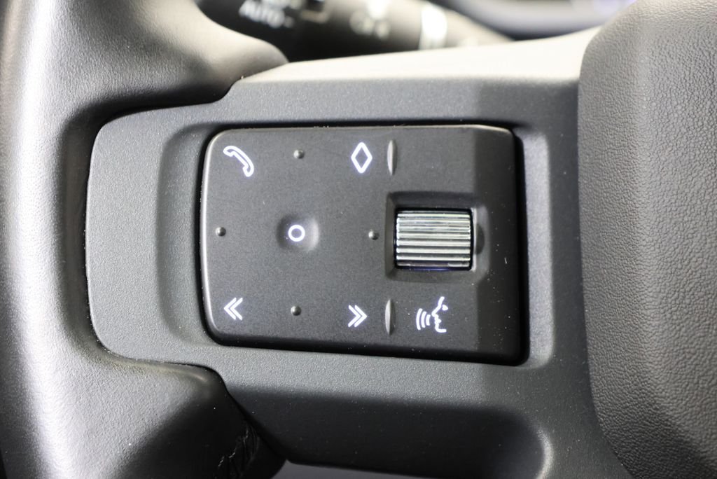Used 2023 Fuji White Land Rover X-Dynamic SE image 17
