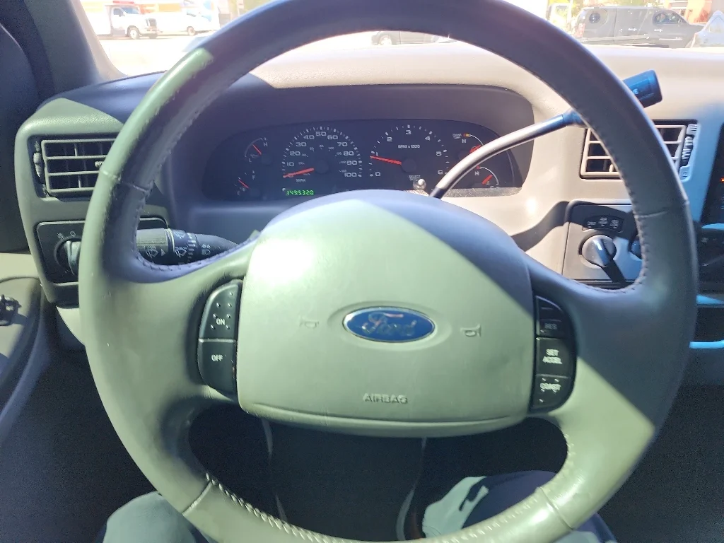 Used 2004 Red Ford  image 18