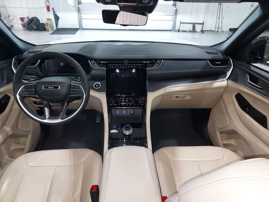 Used 2023 White/off-white Jeep Limited image 10