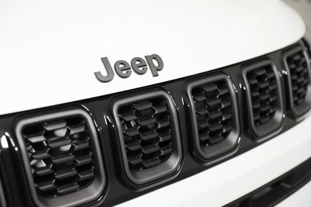 New 2026 Bright White Clear-Coat Exterior Paint Jeep Latitude image 25