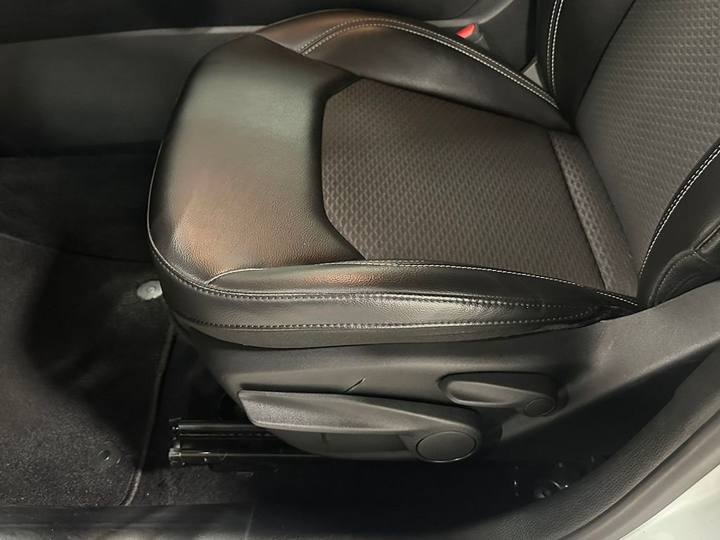 Used 2023 White Jeep Latitude image 21