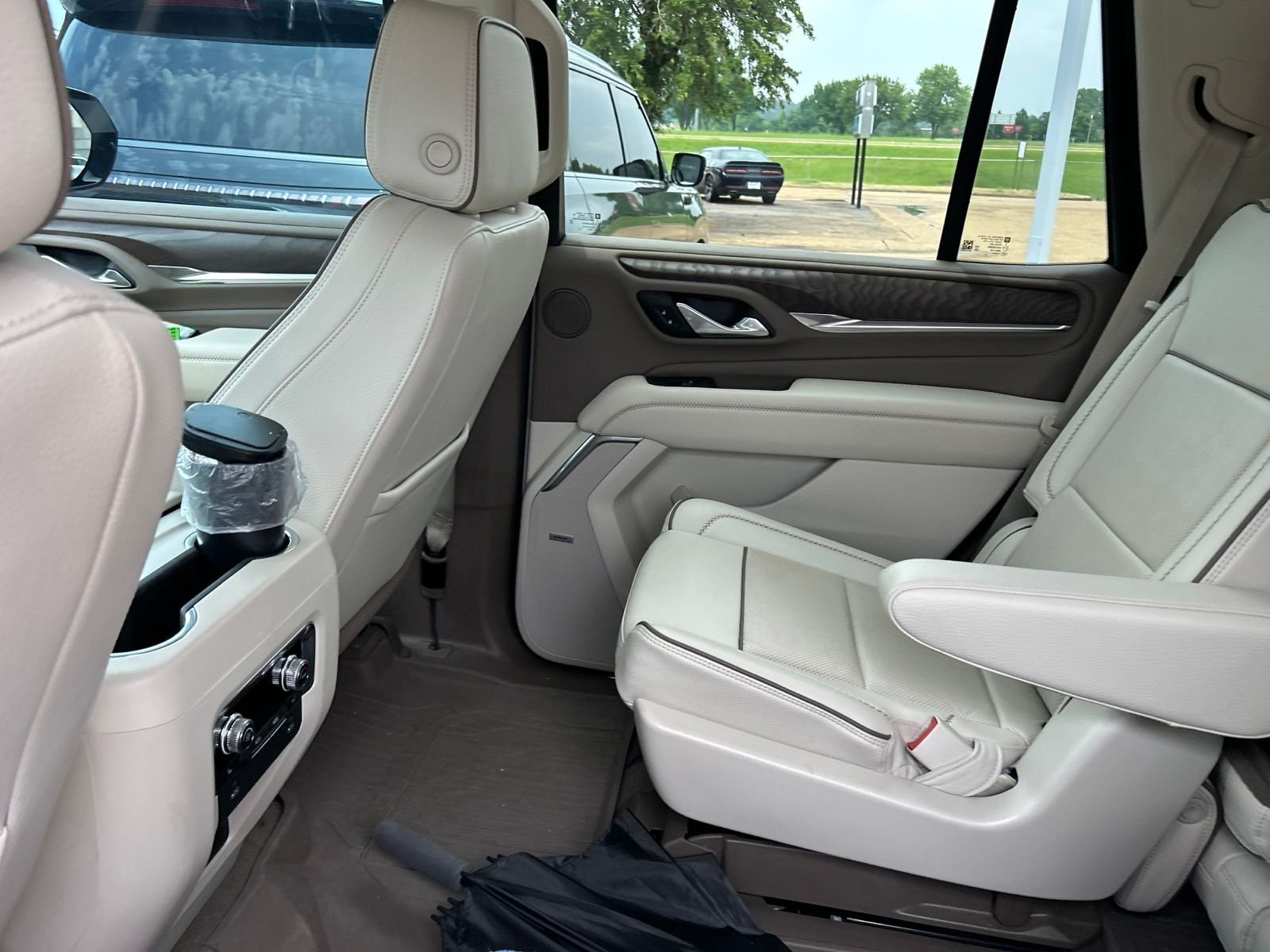 Used 2022 White GMC Denali image 36