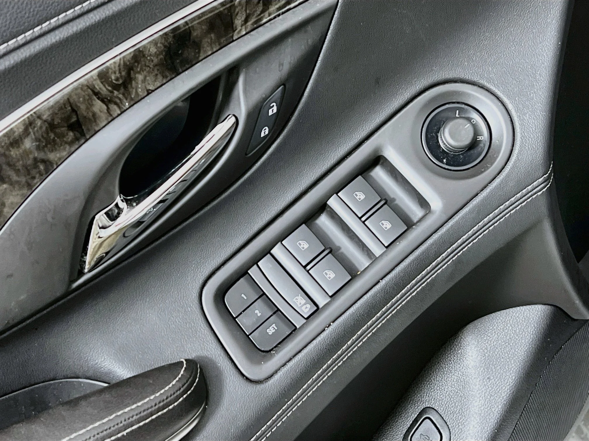 Used 2014 Quicksilver Metallic Buick LEATHER image 9
