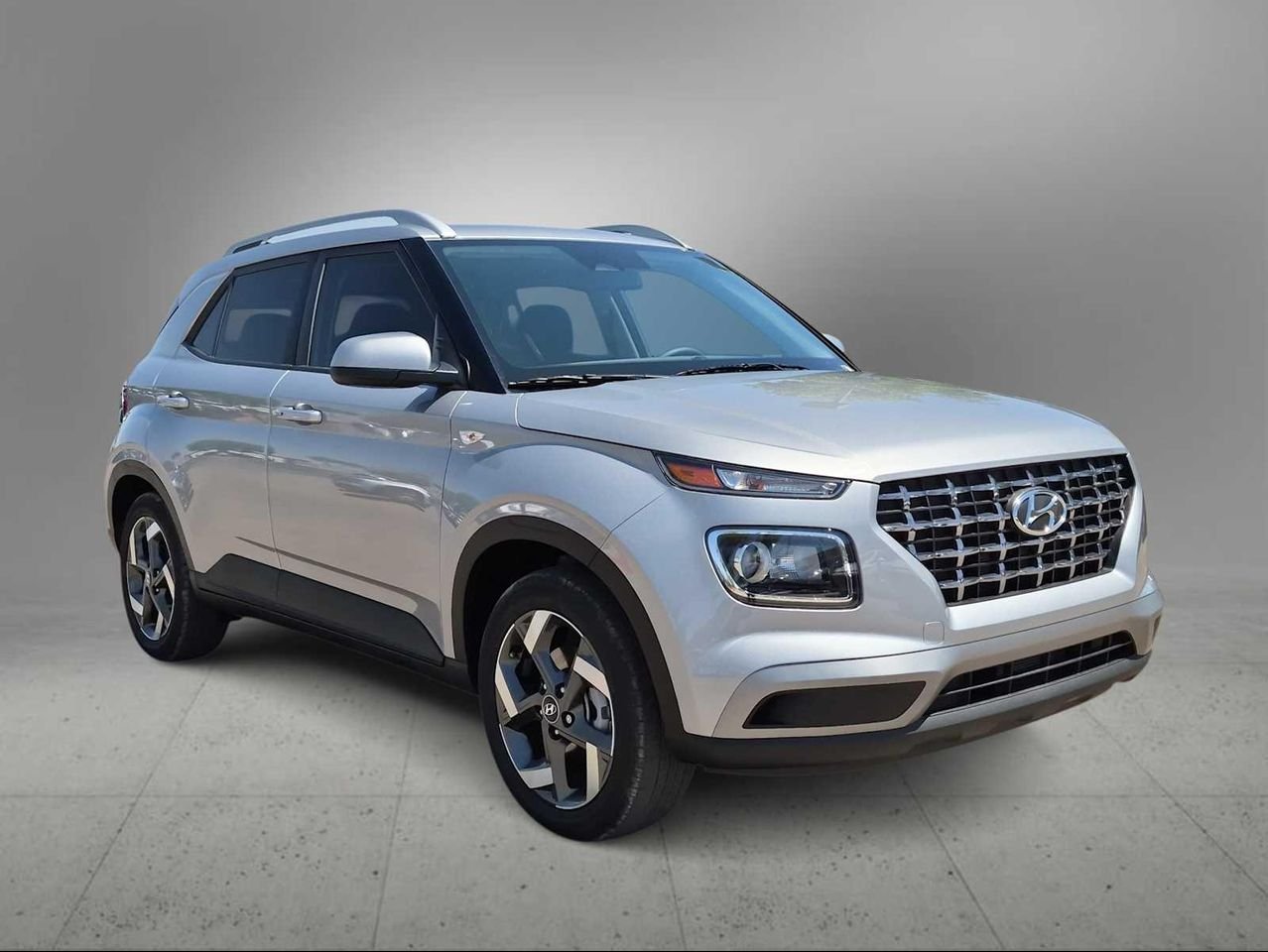 New 2026 Shimmering Silver Hyundai SEL image 2